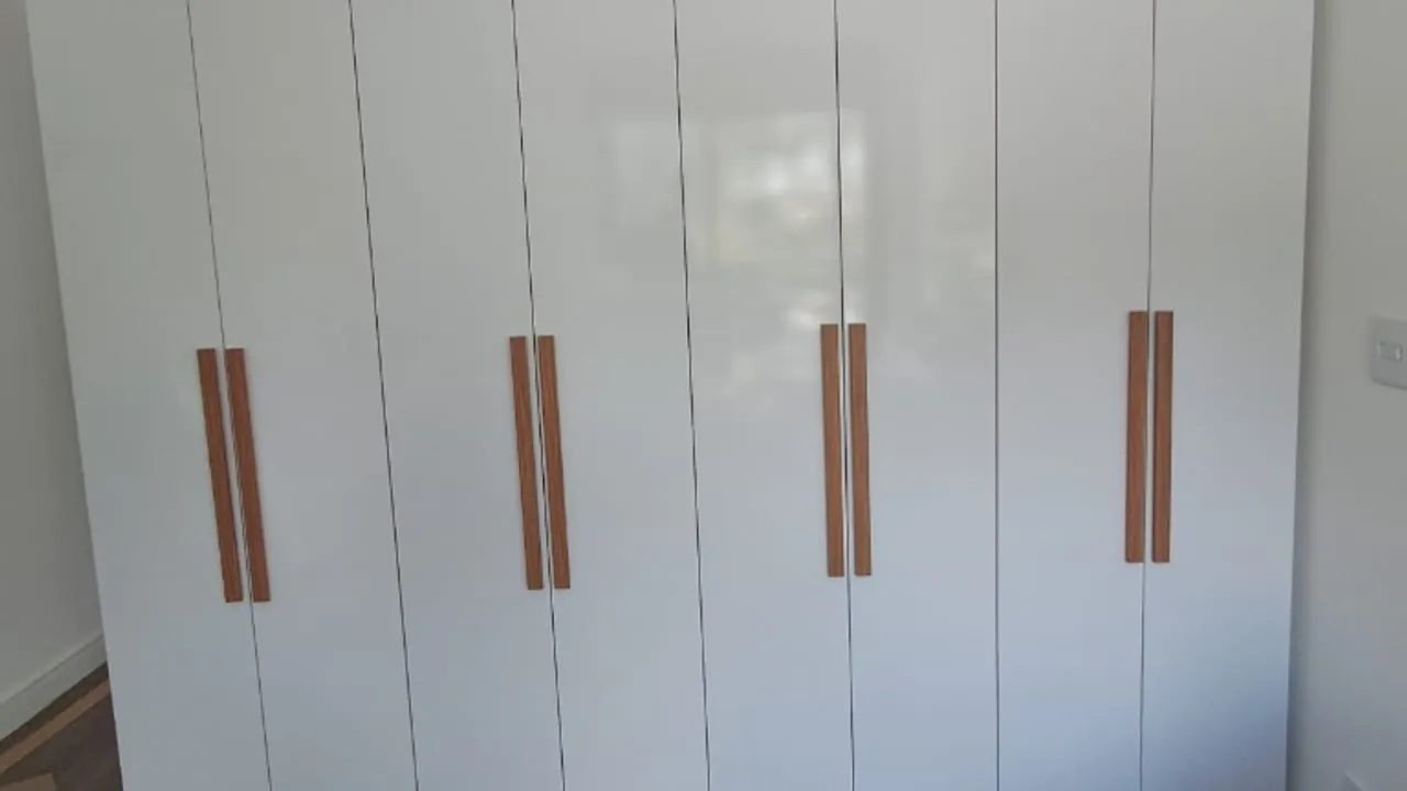 Montador de guarda roupa profissional atuando na montagem de guarda roupa