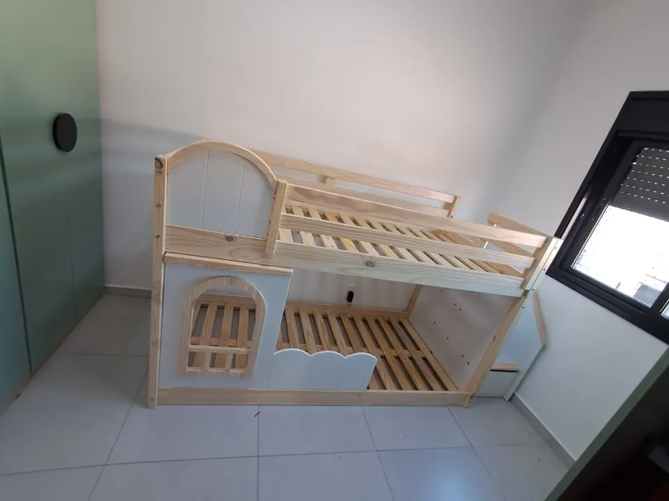 Montagem de mesa de jantar com cadeiras